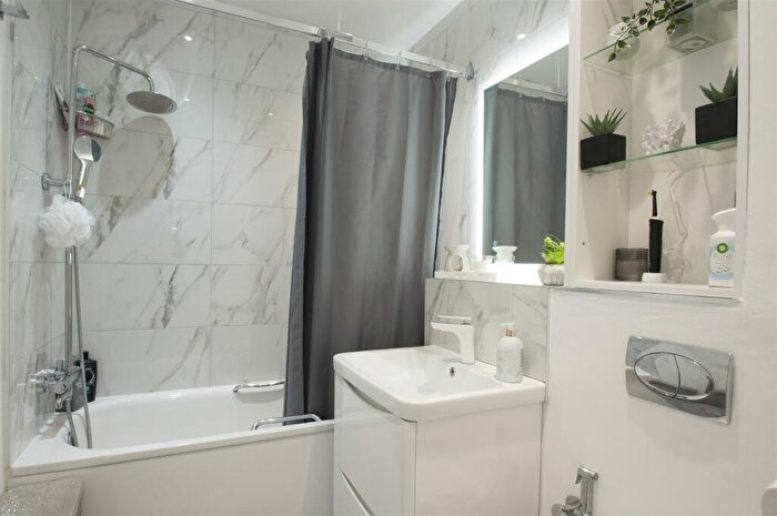 2 Bedroom Apartment For Sale In Sovereign Heights, Langley, SL3