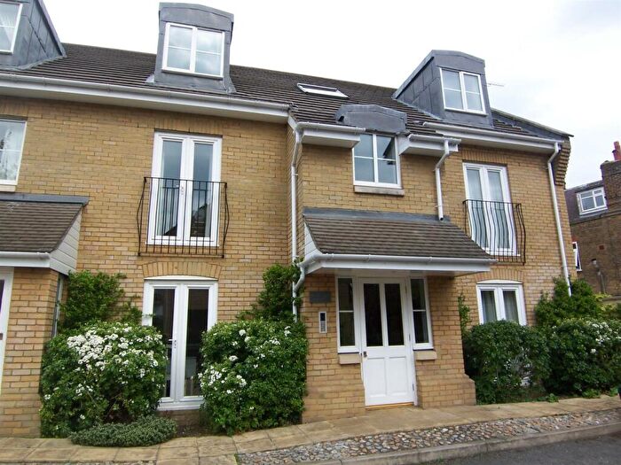 1 Bedroom Apartment To Rent In Fulmar Close, Surbiton, KT5