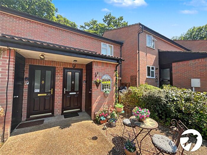 1 Bedroom Flat For Sale In Sultan Road, Chatham, Kent, ME5