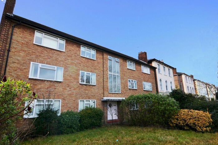 2 Bedroom Flat To Rent In Belmont Road, Twickenham, Uk, TW2