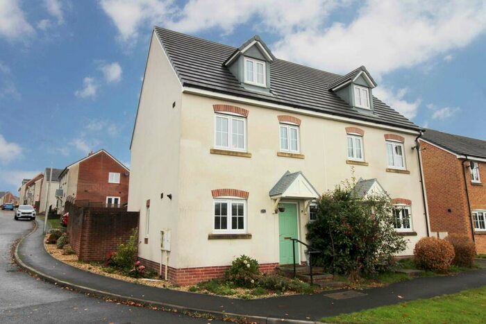4 Bedroom Town House To Rent In Dyffryn Y Coed, Church Village, CF38