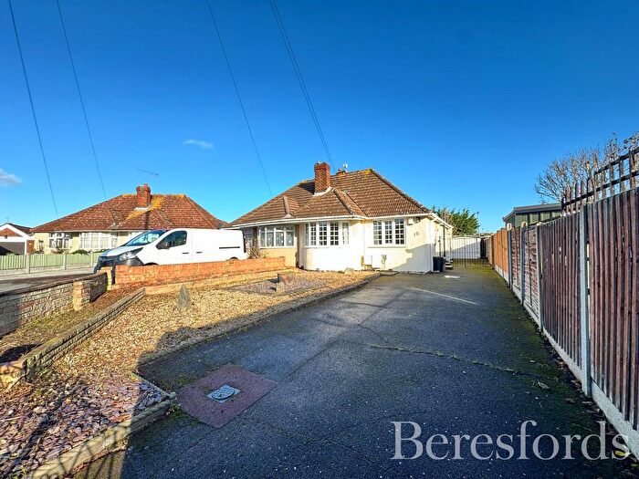 3 Bedroom Bungalow For Sale In Hazel Close, Hornchurch, RM12