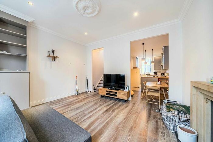 2 Bedroom Flat To Rent In Earls Court Road, London, SW5