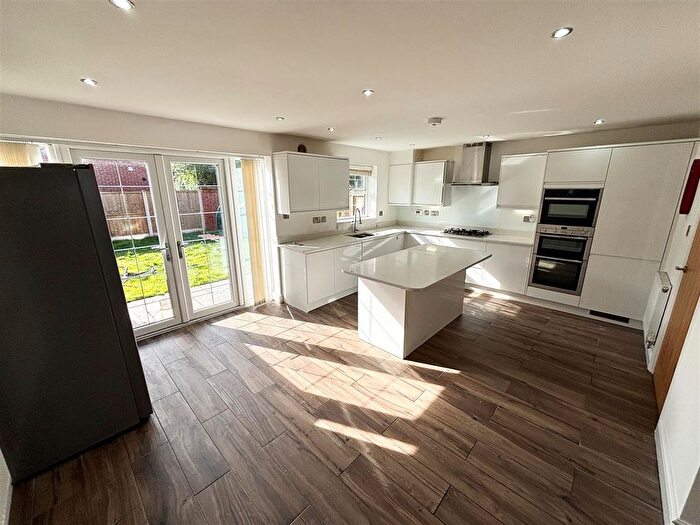 5 Bedroom Semi-detached House To Rent In Marsland Road, Sale, M33