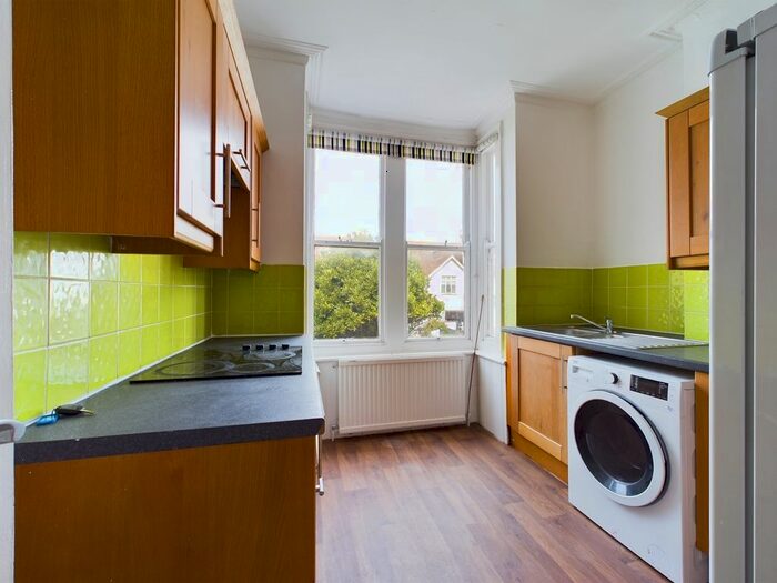 2 Bedroom Flat To Rent In Langdale Gardens, Hove, BN3