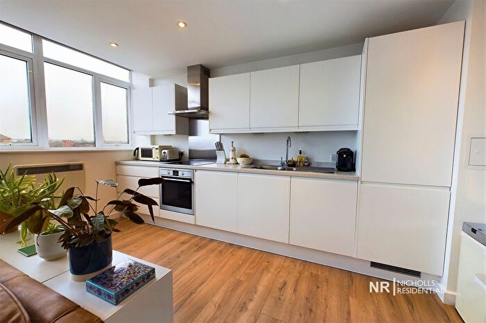 1 Bedroom Flat For Sale In East Street, Epsom, KT17
