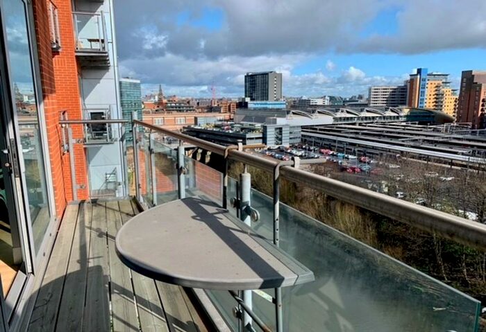 2 Bedroom Flat To Rent In Whitehall Quay, Leeds, West Yorkshire, LS1