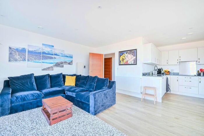 3 Bedroom Flat To Rent In Coal Lane, Brixton, London, SW9