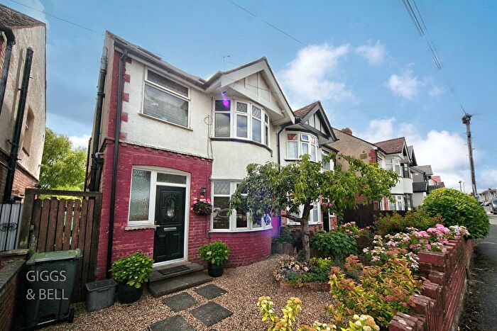 4 Bedroom Semi-detached House For Sale In Grosvenor Road, Luton, Bedfordshire, LU3
