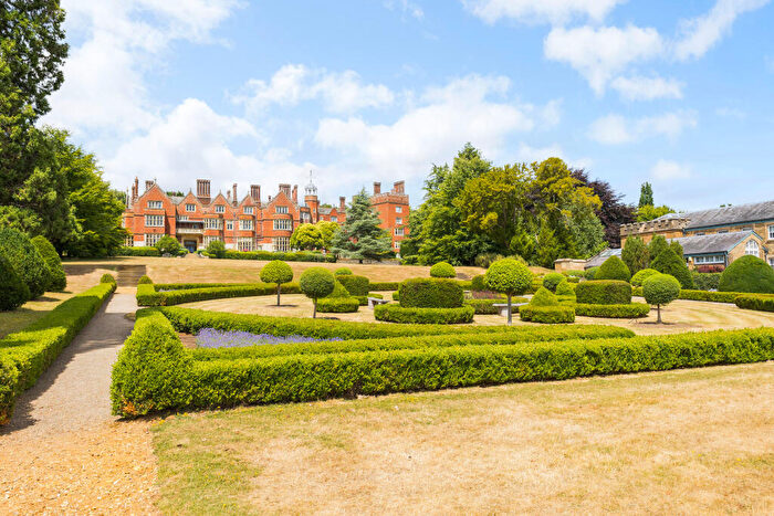 2 Bedroom Flat For Sale In Goldings, Hertford, SG14