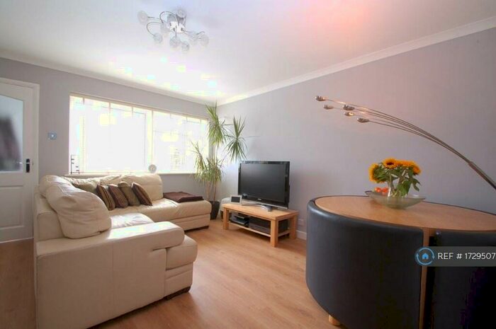 1 Bedroom Maisonette To Rent In Willowhayne Drive, Walton-On-Thames, KT12