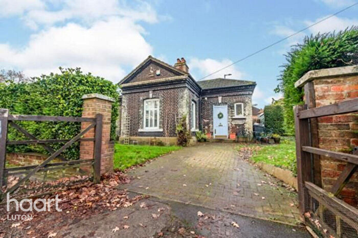 2 Bedroom Detached Bungalow To Rent In Stockwood Park, Luton, LU1