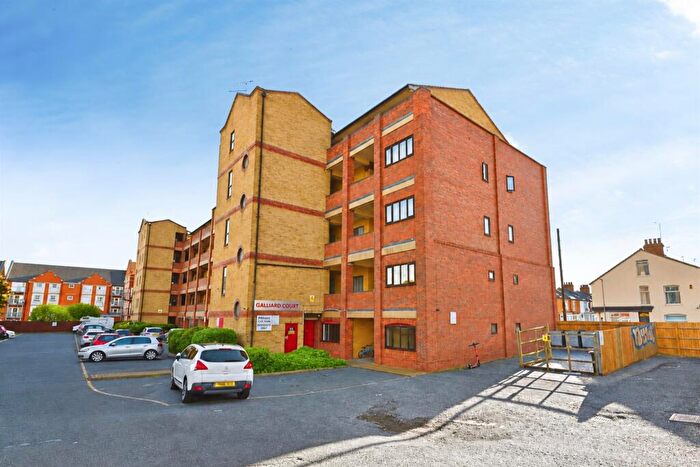 2 Bedroom Flat For Sale In Baronson Gardens, Northampton, NN1