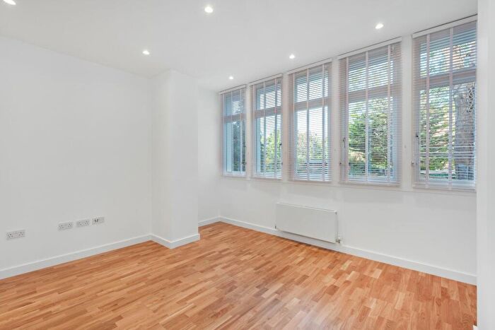 Flat To Rent In Flat Canfield Gardens, NW6