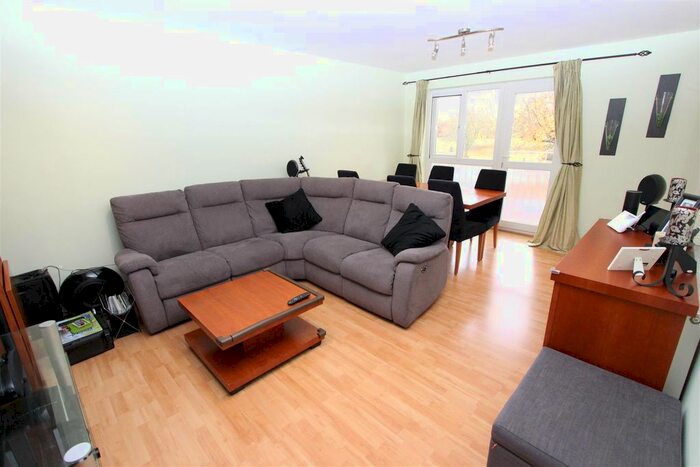 2 Bedroom Flat To Rent In Tayfield Close, Uxbridge UB10