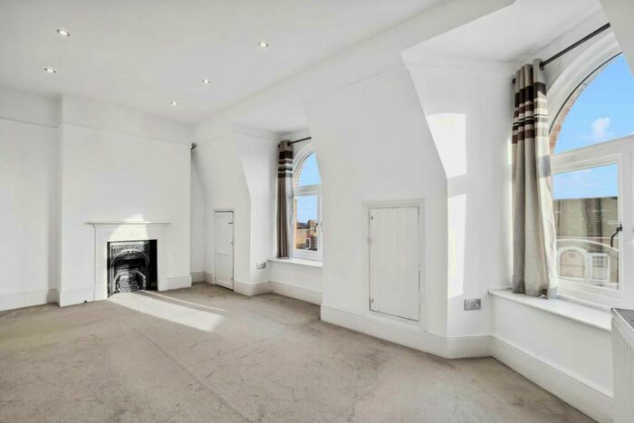 2 Bedroom Flat To Rent In Muswell Hill Broadway, London, N10