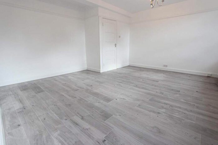 3 Bedroom Apartment To Rent In Onslow Parade, London, N14