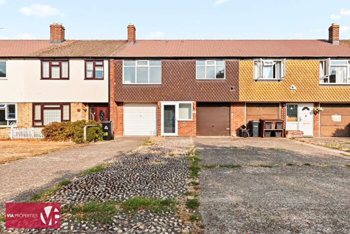 Terraced House To Rent In Downfield Road, Cheshunt, EN8