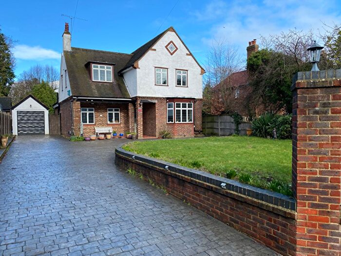 4 Bedroom Detached House For Sale In Waverley Road, Farnborough, GU14