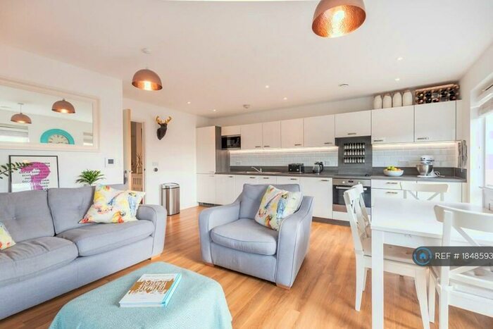 2 Bedroom Flat To Rent In Adenmore Road, London, SE6