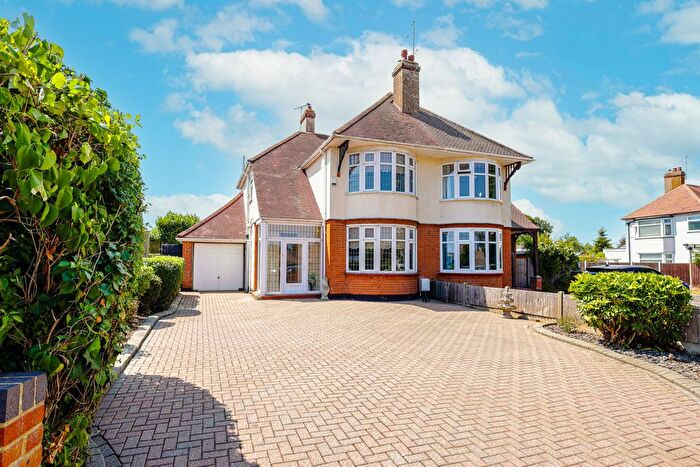 3 Bedroom Semi Detached House For Sale In Kiln Road, Benfleet, SS7