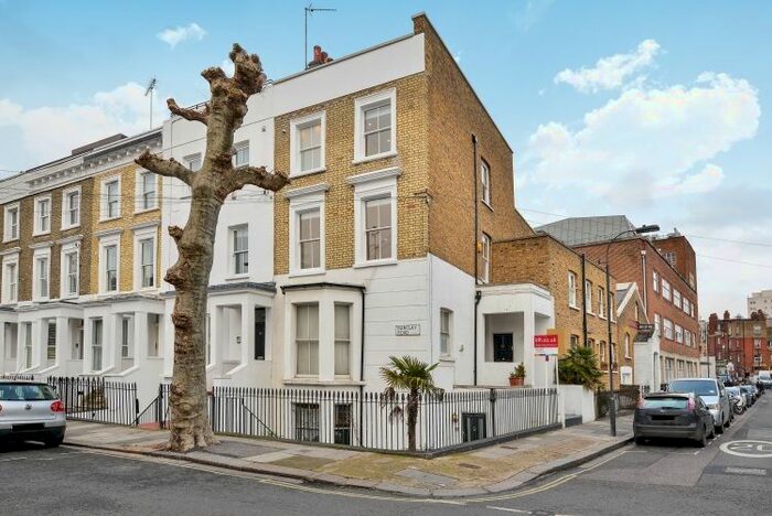 3 Bedroom Flat To Rent In Barclay Road, London, SW6