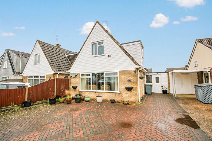 3 Bedroom Link Detached House For Sale In Meadow Close, Hellesdon, NR6