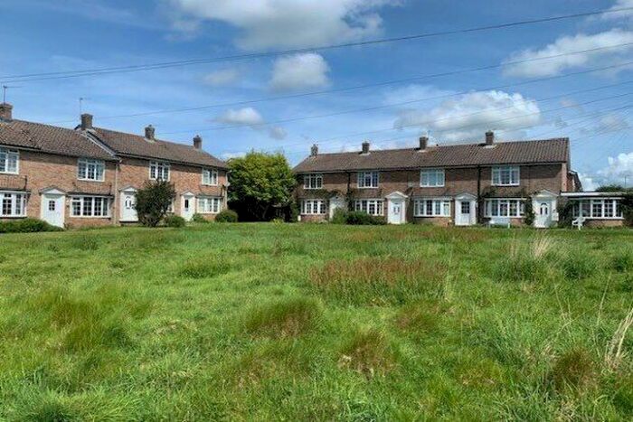 2 Bedroom Property To Rent In Pine Walk, Uckfield, TN22