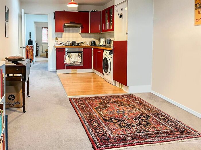 1 Bedroom Apartment For Sale In Walton Road, East Molesey, KT8