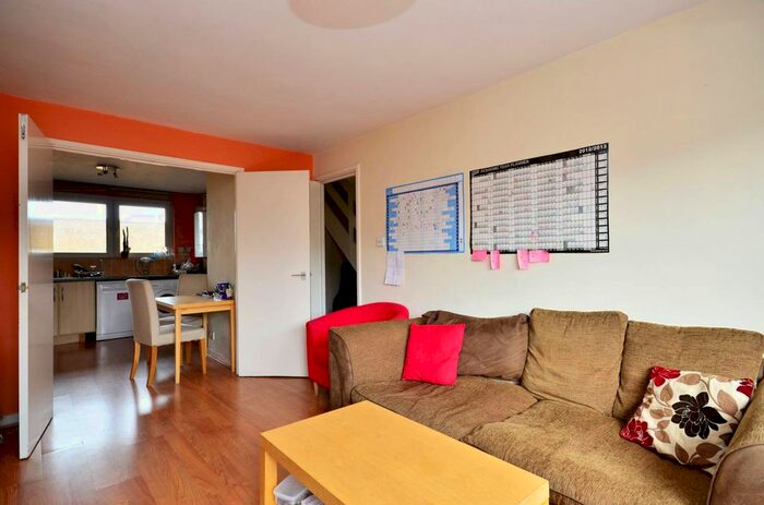 3 Bedroom Flat To Rent In East Hill, Clapham Junction, London, SW18