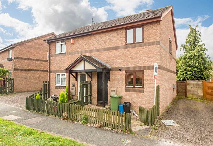 3 Bedroom Semi-Detached House To Rent In Stafford Grove, Shenley Church End, MK5