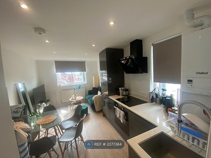 2 Bedroom Flat To Rent In Finchley Lane, London, NW4