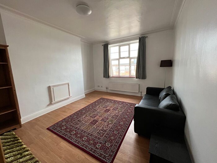 3 Bedroom Flat To Rent In Golders Green Road, London, NW11