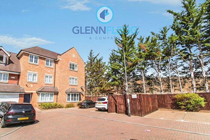 2 Bedroom Flat To Rent In Hayling Close, Slough, SL1