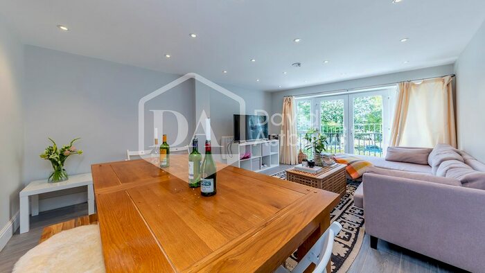 3 Bedroom Flat To Rent In York Mews, Kentish Town, London, NW5