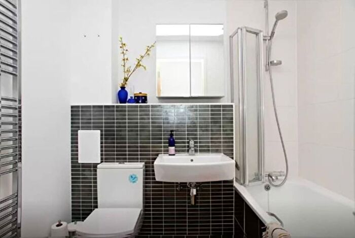 1 Bedroom Flat To Rent In Saxon Chase, Dickenson Road, London, Uk, London, N8