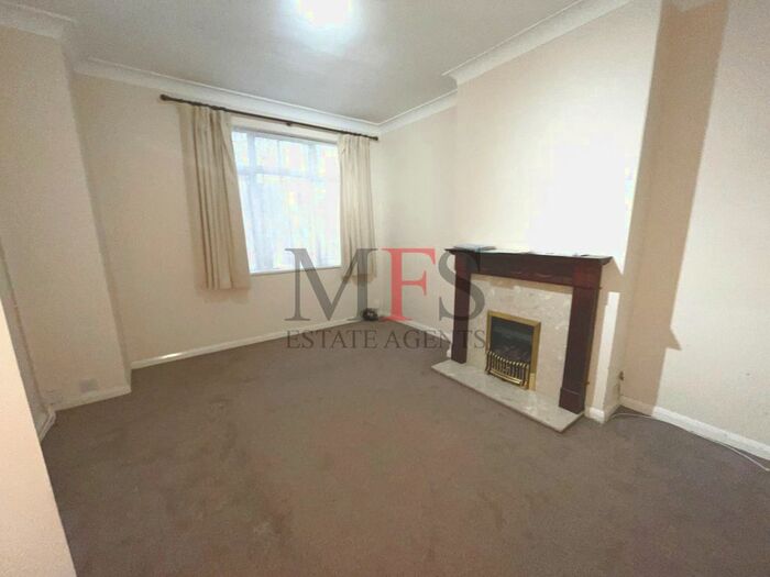 4 Bedroom Terraced House To Rent In Oak Ave, Heston TW5