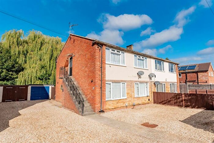 2 Bedroom Maisonette For Sale In Giffard Drive, Farnborough, GU14