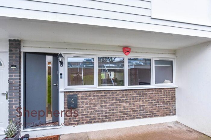 1 Bedroom Flat For Sale In Hillside, Hoddesdon, EN11