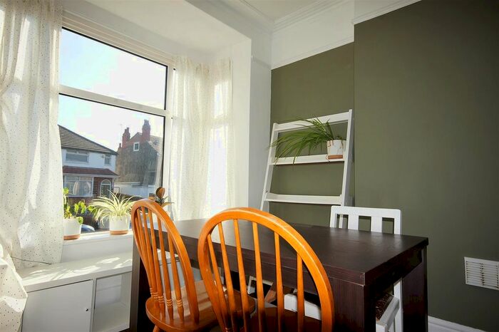 2 Bedroom Property To Rent In Warwards Lane, Selly Oak, Birmingham, B29