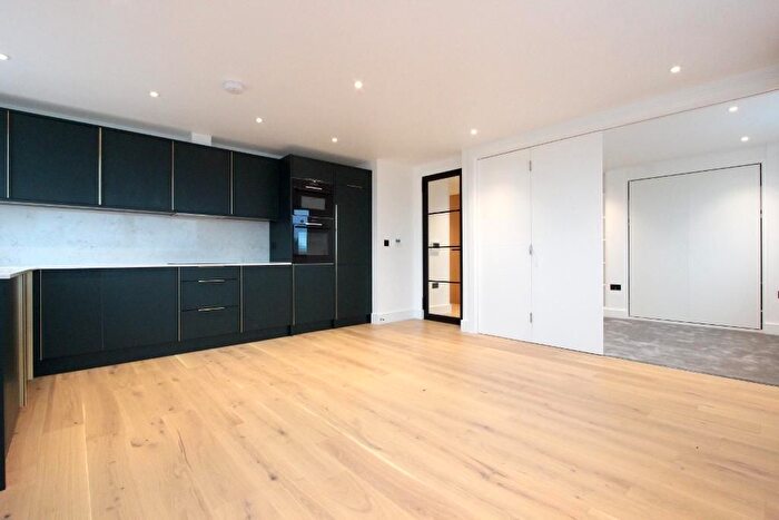 2 Bedroom Flat To Rent In Westminster Bridge Road, Elephant Amp; Castle, London, SE1
