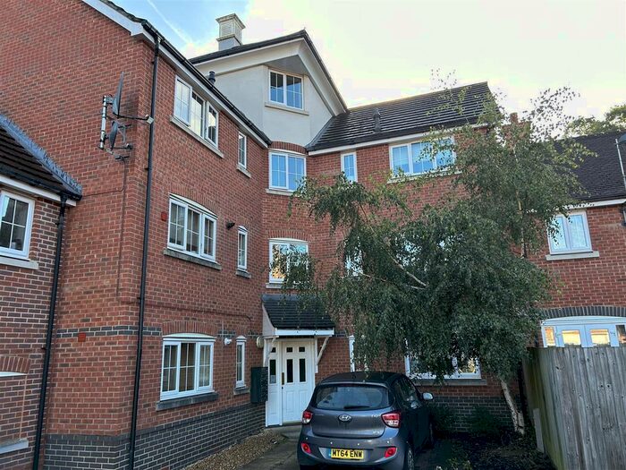 2 Bedroom Flat To Rent In De Port Gardens, Chineham, Basingstoke, RG24