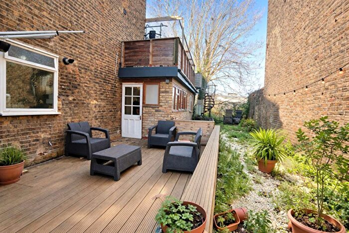 3 Bedroom Flat To Rent In Edgeley Road, Clapham, SW4