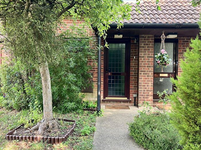 1 Bedroom Flat For Sale In Hedge Lea - Backing The River Wye, HP10