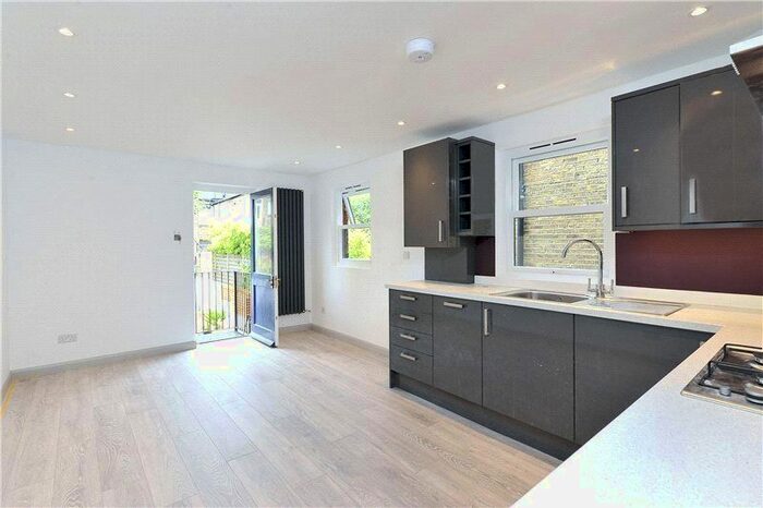 2 Bedroom Flat To Rent In Ramsden Road, Clapham, London SW12