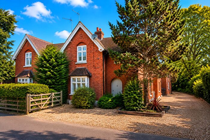 3 Bedroom Semi Detached House For Sale In Brooklands Road, Weybridge, KT13