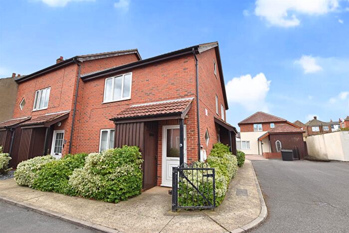 2 Bedroom Flat For Sale In Oyster Court, Cleethorpes, DN35