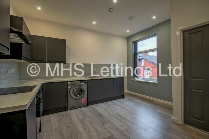 3 Bedroom Apartment To Rent In Flat, Noster Hill, Leeds, LS11