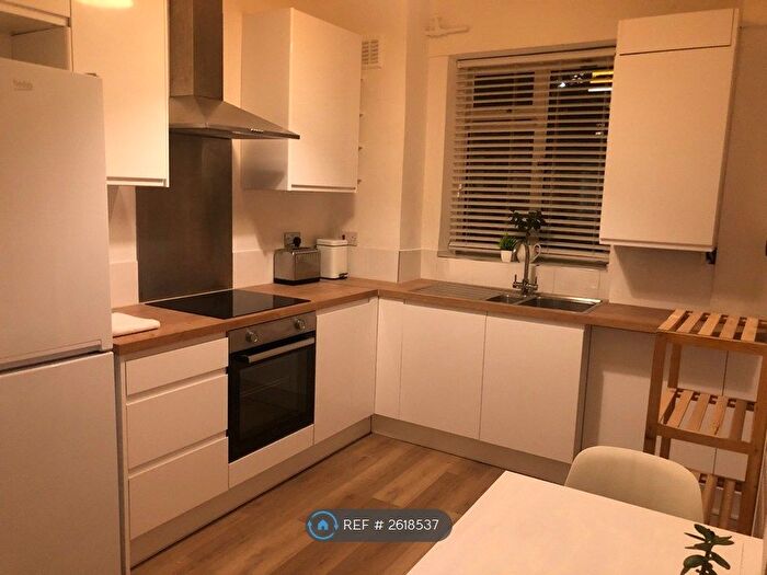 2 Bedroom Flat To Rent In Rawson Court, London, SW11