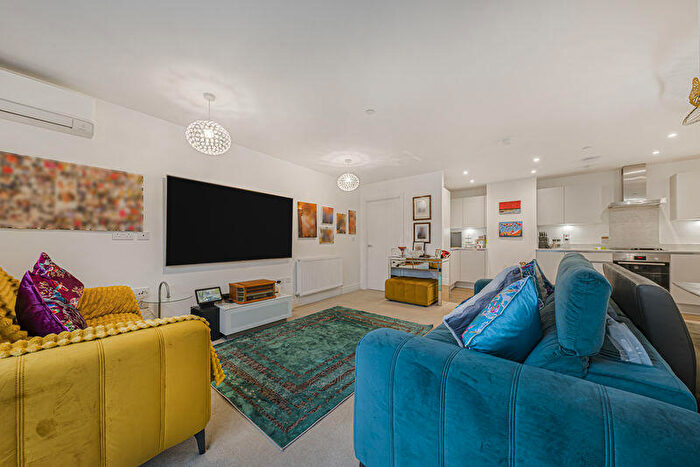 2 Bedroom Flat For Sale In Roman Way, Beckenham, BR3